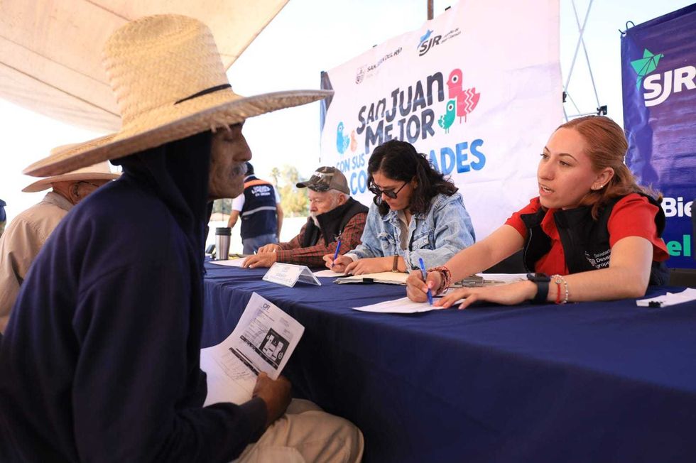 Roberto Cabrera Valencia encabeza jornada del programa Mi\u00e9rcoles en El Granjeno, San Juan del R\u00edo, junto a vecinos