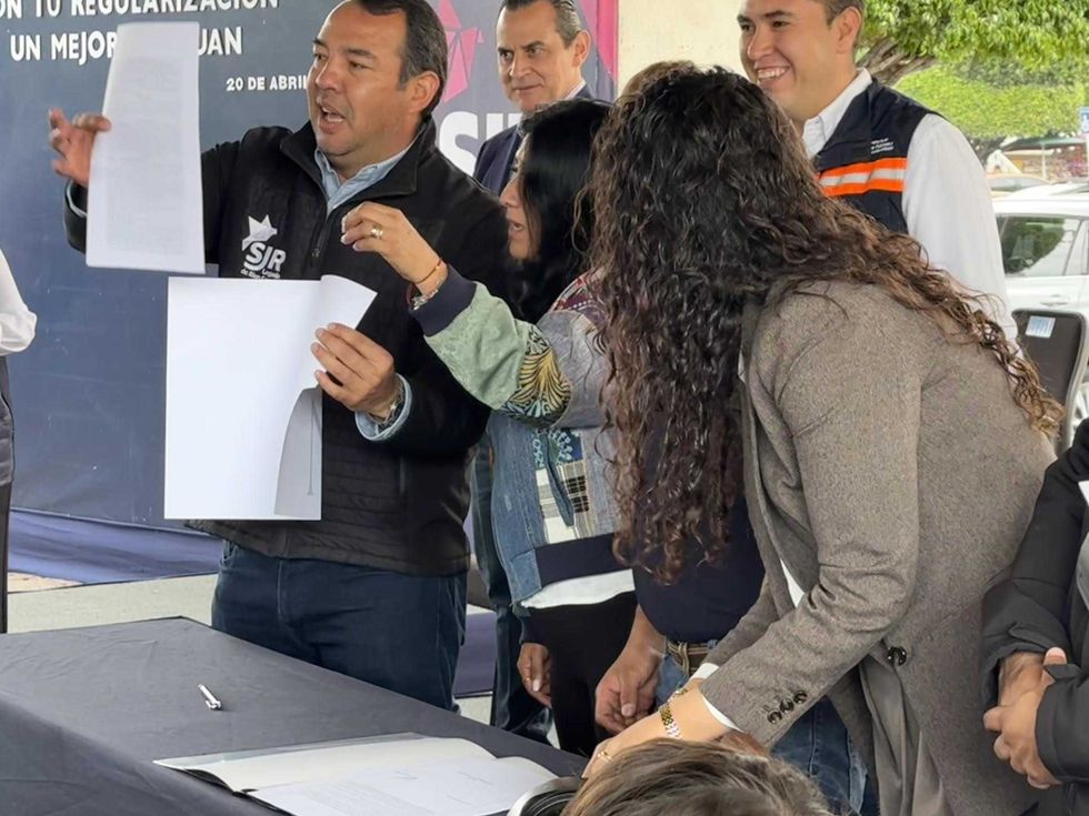 Roberto Cabrera Valencia entrega 145 escrituras en Plaza Independencia de San Juan del R\u00edo