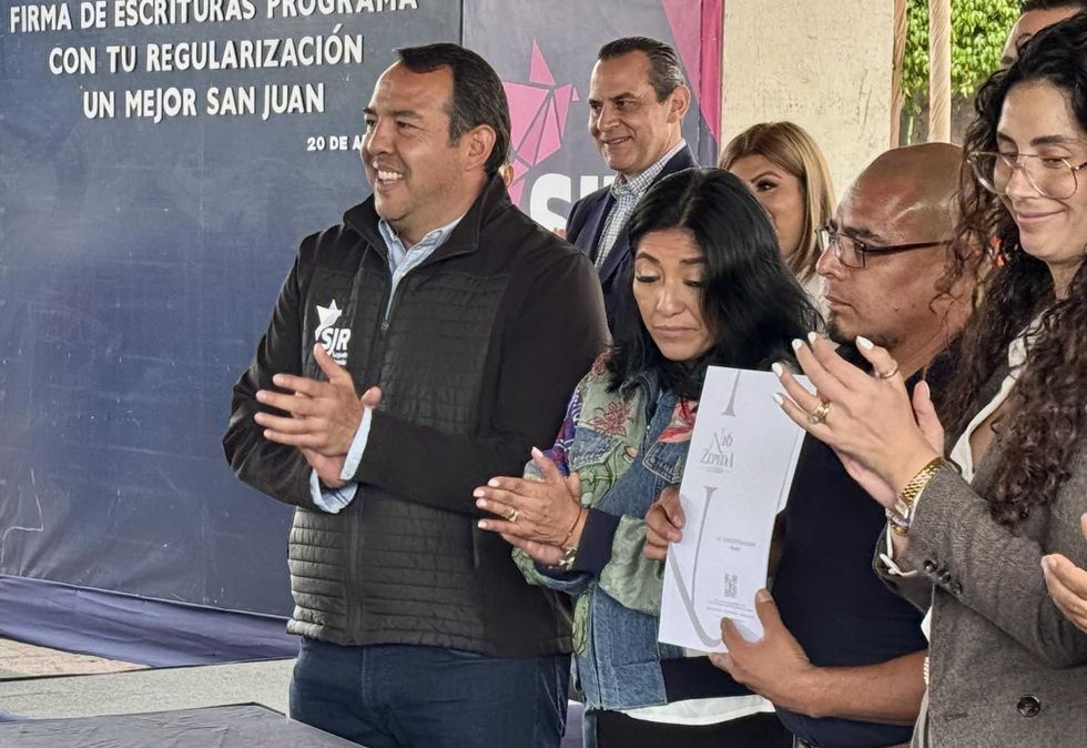 Roberto Cabrera Valencia entrega 145 escrituras en Plaza Independencia de San Juan del R\u00edo
