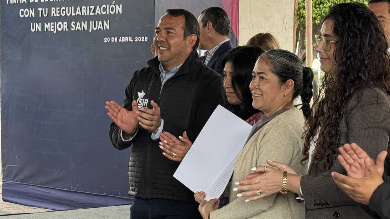 Roberto Cabrera Valencia entrega 145 escrituras en Plaza Independencia de San Juan del Río