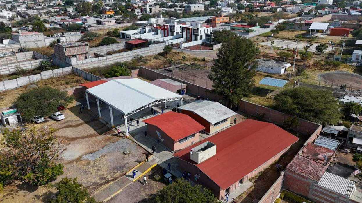 Roberto Cabrera Valencia entrega aula renovada en primaria de zona Oriente de San Juan del Río con inversión cercana al millón de pesos.