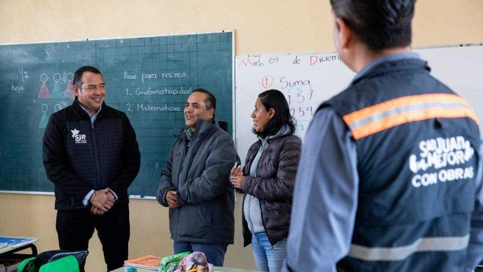 Roberto Cabrera Valencia entrega aula renovada en primaria de zona Oriente de San Juan del Río con inversión cercana al millón de pesos.