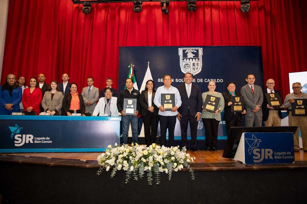 Roberto Cabrera Valencia entrega reconocimiento en sesi\u00f3n solemne por los 179 a\u00f1os de San Juan del R\u00edo como ciudad