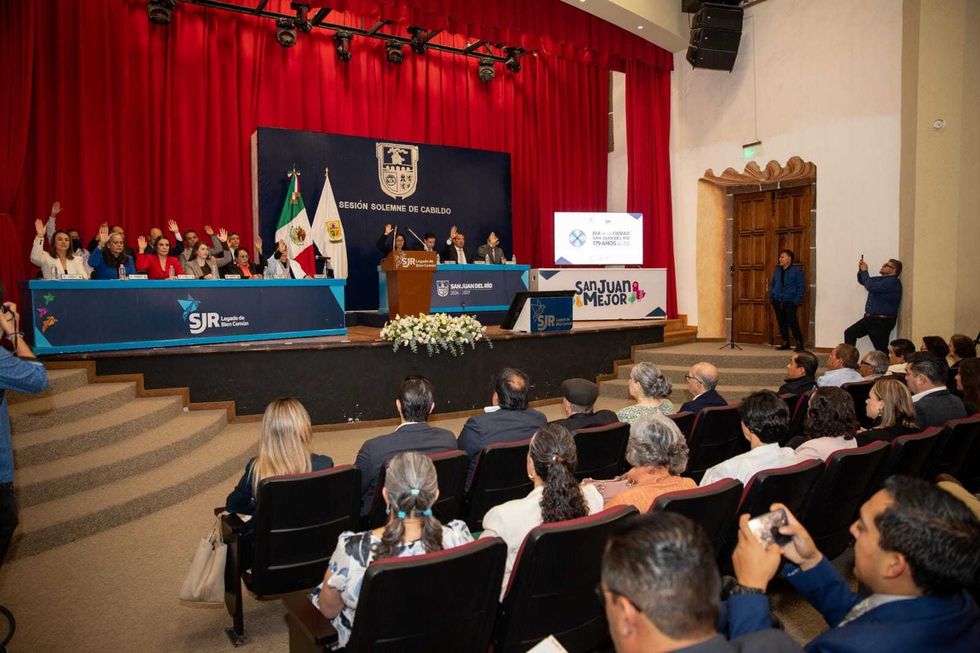 Roberto Cabrera Valencia entrega reconocimiento en sesi\u00f3n solemne por los 179 a\u00f1os de San Juan del R\u00edo como ciudad