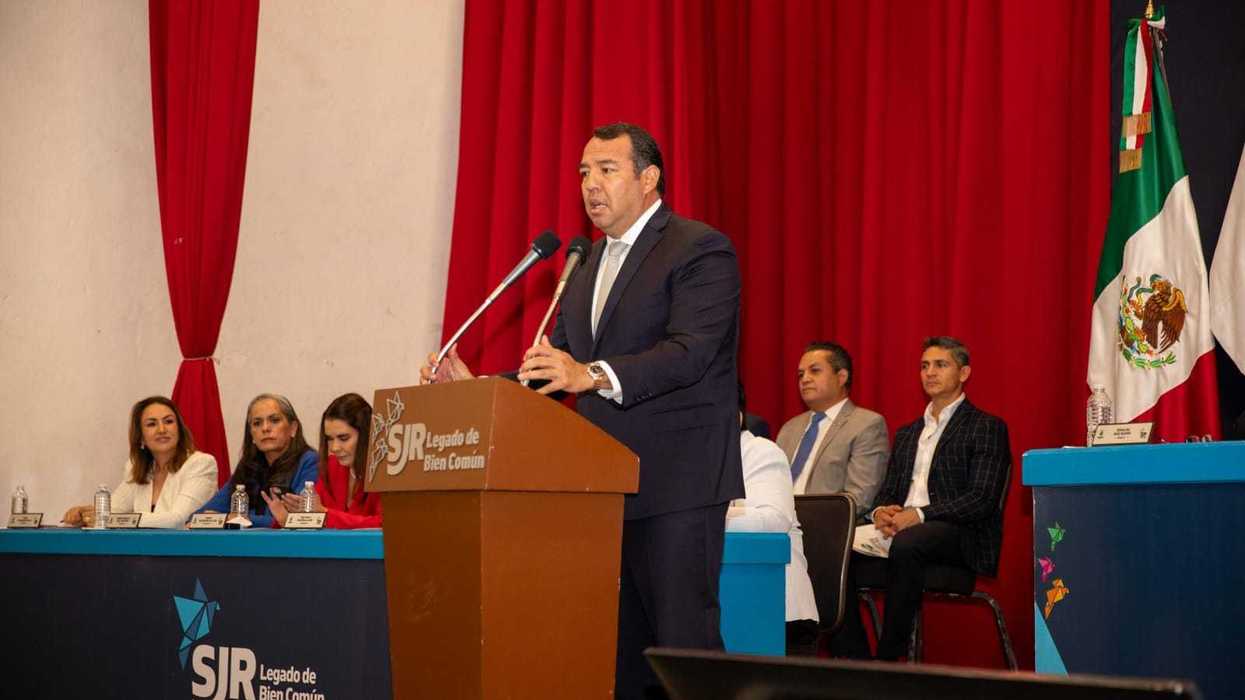 Roberto Cabrera Valencia entrega reconocimiento en sesión solemne por los 179 años de San Juan del Río como ciudad