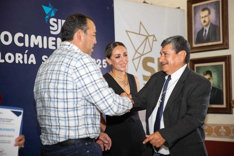 Roberto Cabrera Valencia entrega reconocimientos a contralores sociales en San Juan del R\u00edo
