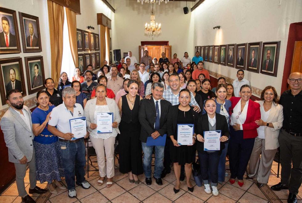 Roberto Cabrera Valencia entrega reconocimientos a contralores sociales en San Juan del R\u00edo