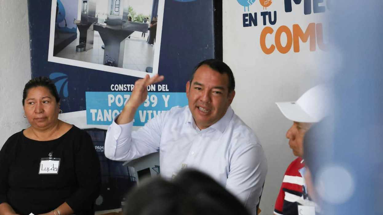 Roberto Cabrera Valencia gesticula mientras dialoga con vecinos de San Germán en jornada municipal