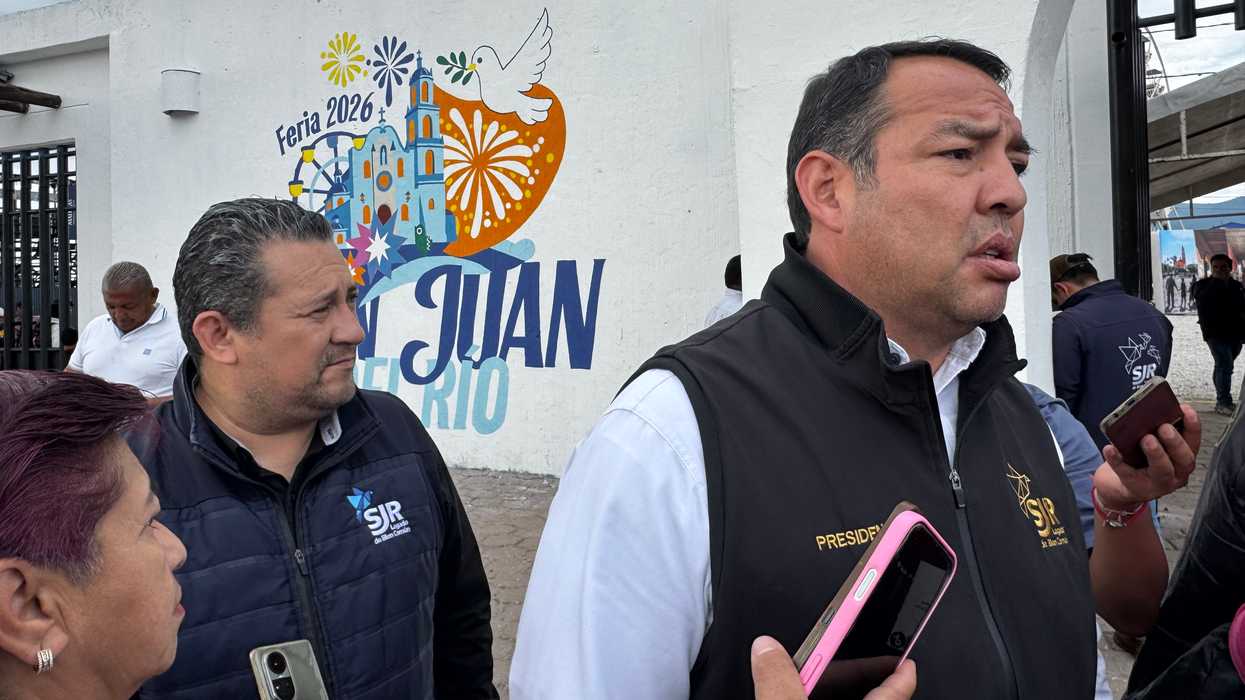 Roberto Cabrera Valencia habla con reporteros frente a un mural de la Feria de San Juan del Río 2026.
