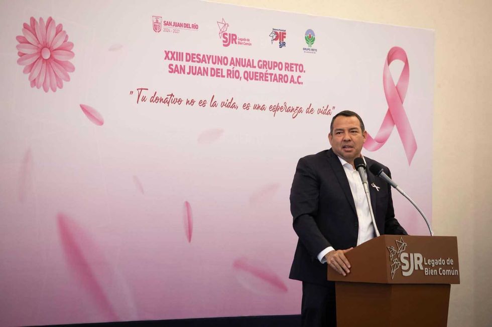Roberto Cabrera Valencia habla desde el podio durante el XXIII Desayuno Anual de Grupo Reto en San Juan del R\u00edo