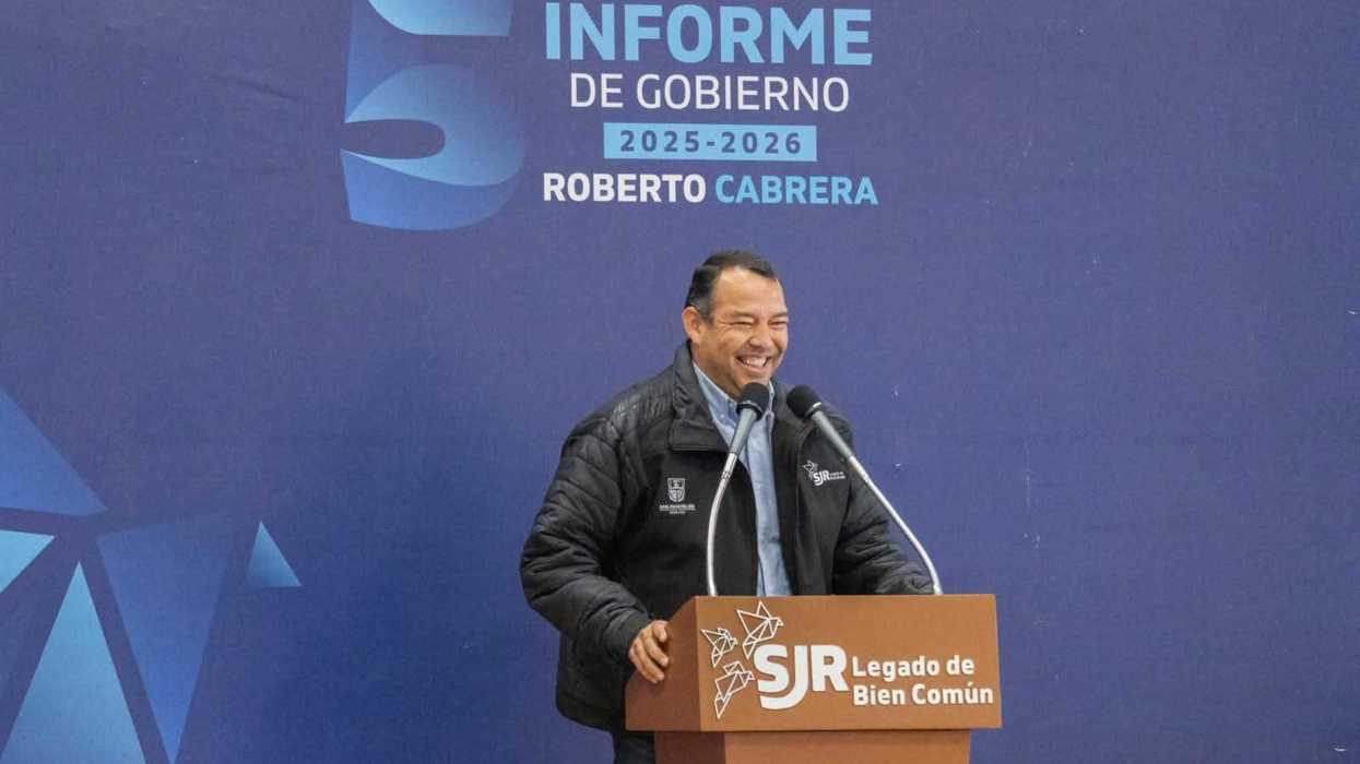 Roberto Cabrera Valencia habla en el podio del Quinto Informe de Gobierno ante delegados en San Juan del Río
