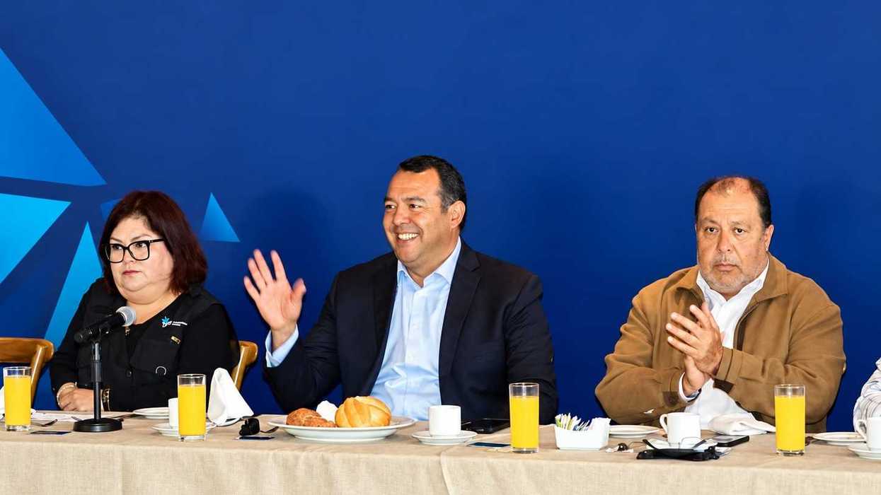 Roberto Cabrera Valencia levanta la mano al hablar del libramiento metropolitano de San Juan del Río