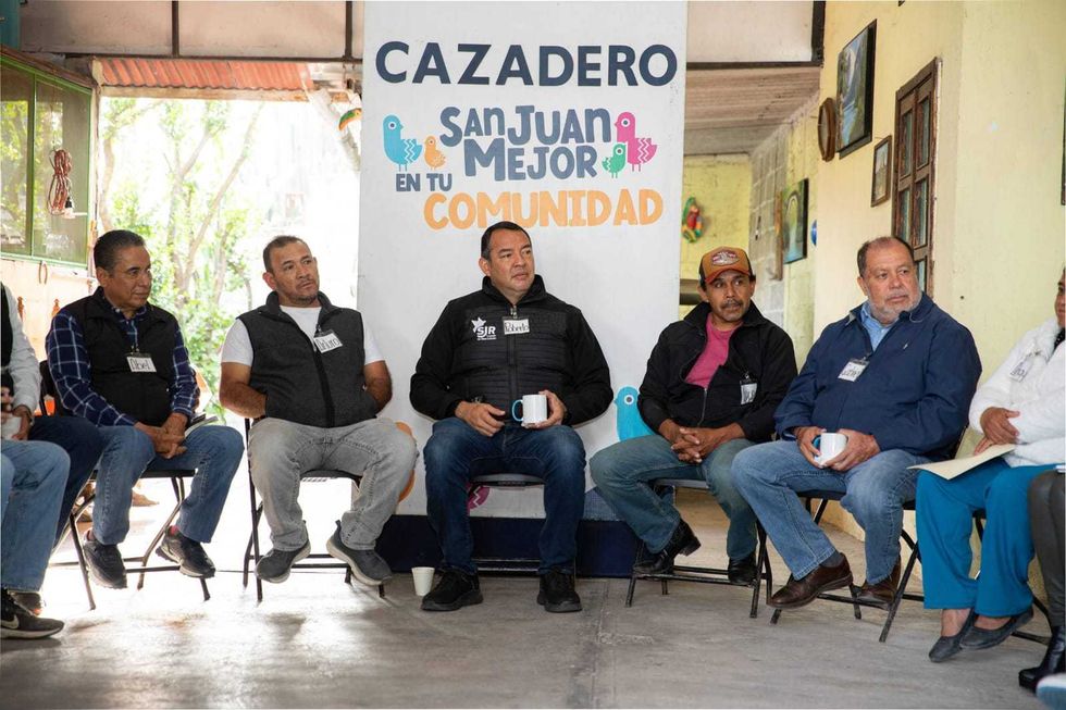 Roberto Cabrera Valencia participa con habitantes y funcionarios en la reuni\u00f3n de apertura del programa Viernes en Cazadero.