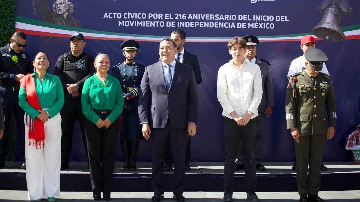 Roberto Cabrera Valencia participa en los Honores al Lábaro Patrio en San Juan del Río