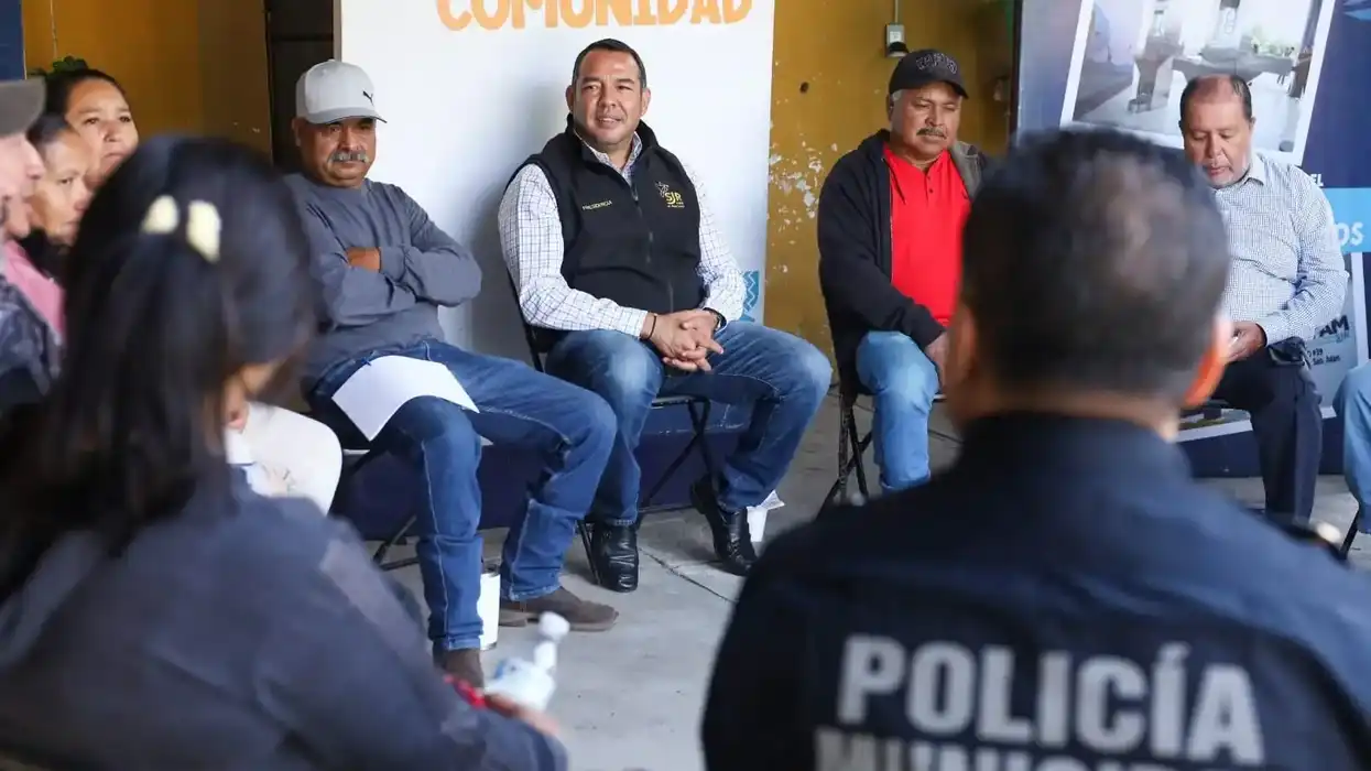 Roberto Cabrera Valencia participa en una reunión con habitantes y funcionarios municipales.