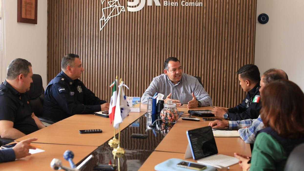Roberto Cabrera Valencia presenta a Miguel Ángel Saldivar Trejo como nuevo titular de la SSPM San Juan del Río