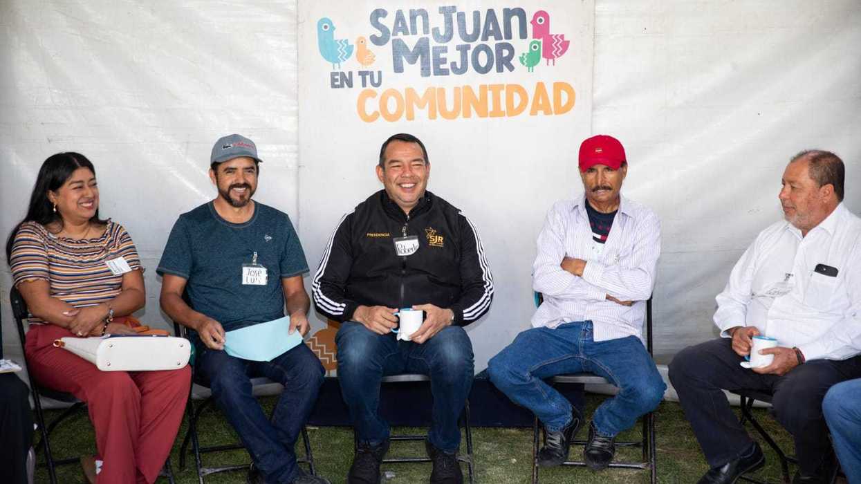 Roberto Cabrera Valencia preside sesión ciudadana en Perales junto a funcionarios y liderazgos comunitarios de San Juan del Río en agosto de 2026