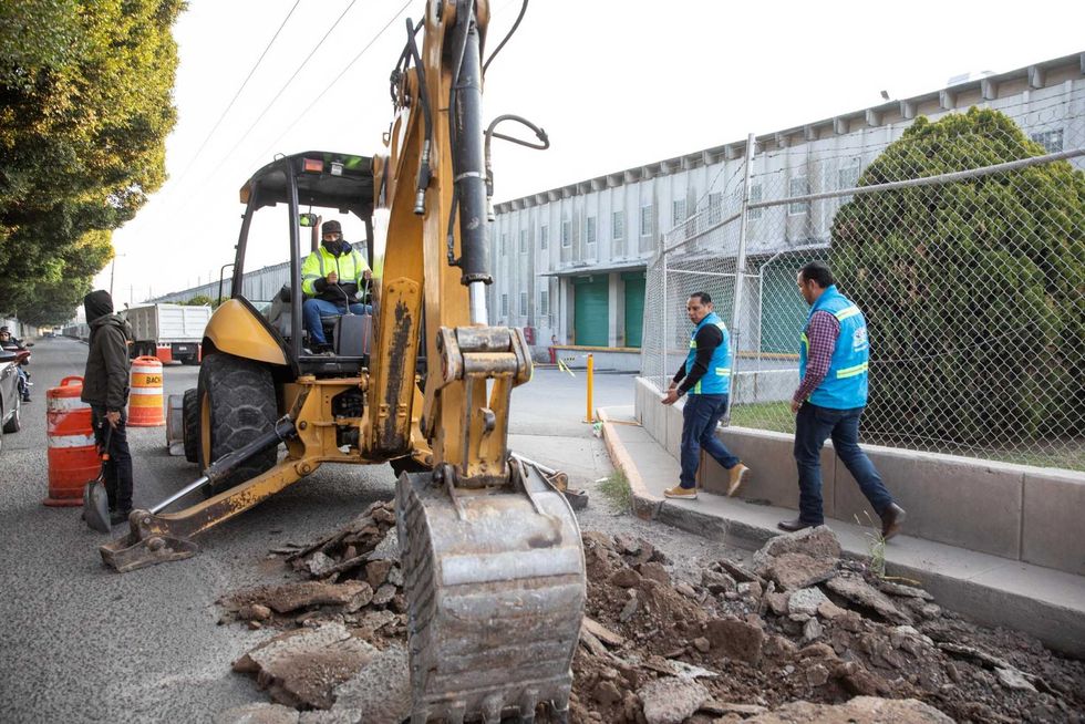 Roberto Cabrera Valencia, presidente municipal de San Juan del R\u00edo, durante la supervisi\u00f3n de los trabajos de bacheo en Av. del Ferrocarril.