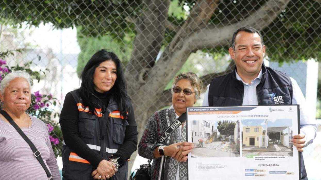 Roberto Cabrera Valencia, presidente municipal de San Juan del Río, encabeza entrega de techumbre en colonia El Pedregoso.