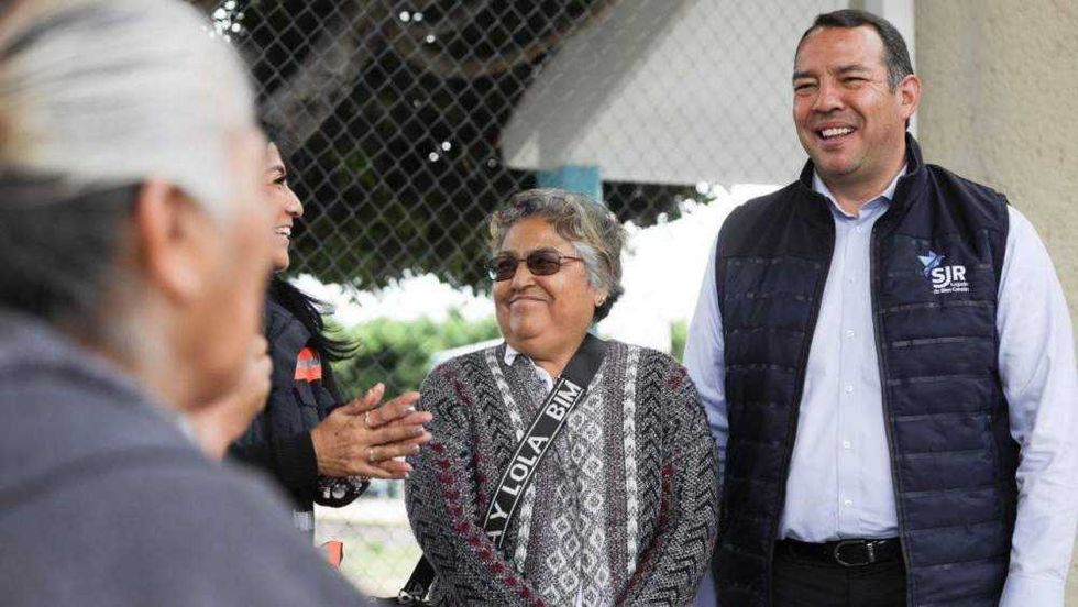 Roberto Cabrera Valencia, presidente municipal de San Juan del Río, encabeza entrega de techumbre en colonia El Pedregoso.