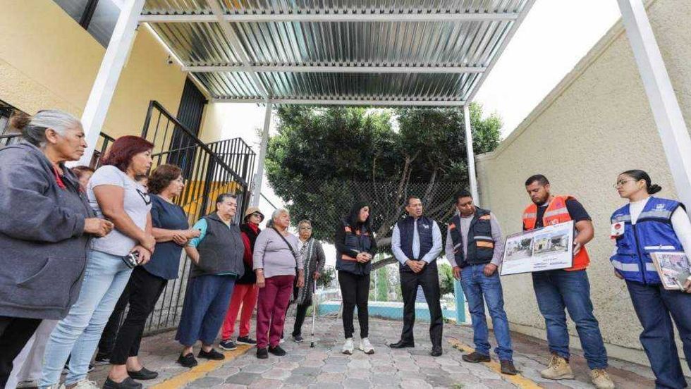 Roberto Cabrera Valencia, presidente municipal de San Juan del Río, encabeza entrega de techumbre en colonia El Pedregoso.