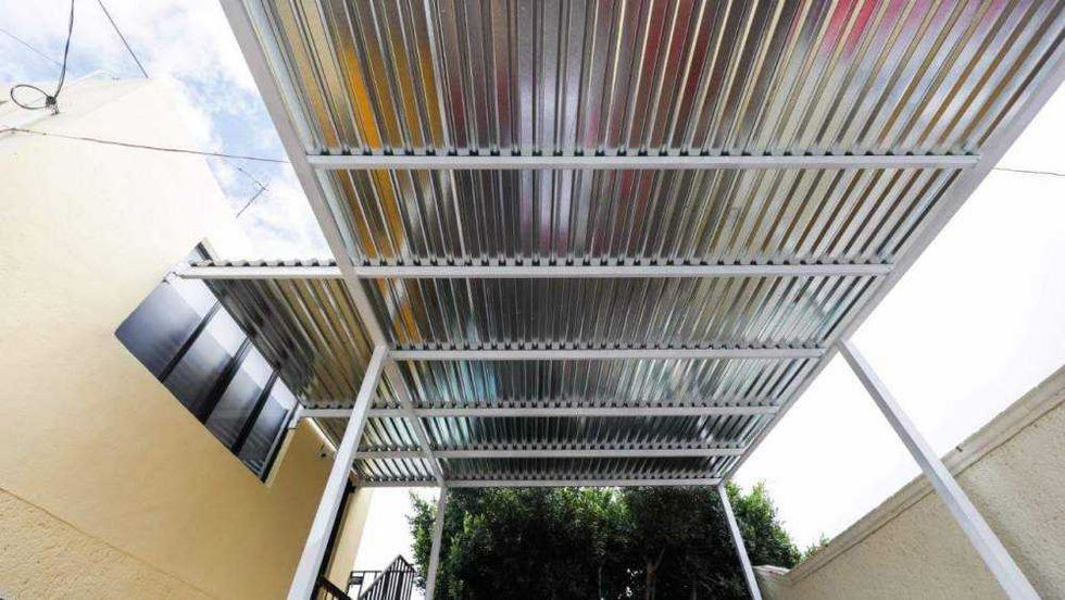 Roberto Cabrera Valencia, presidente municipal de San Juan del Río, encabeza entrega de techumbre en colonia El Pedregoso.