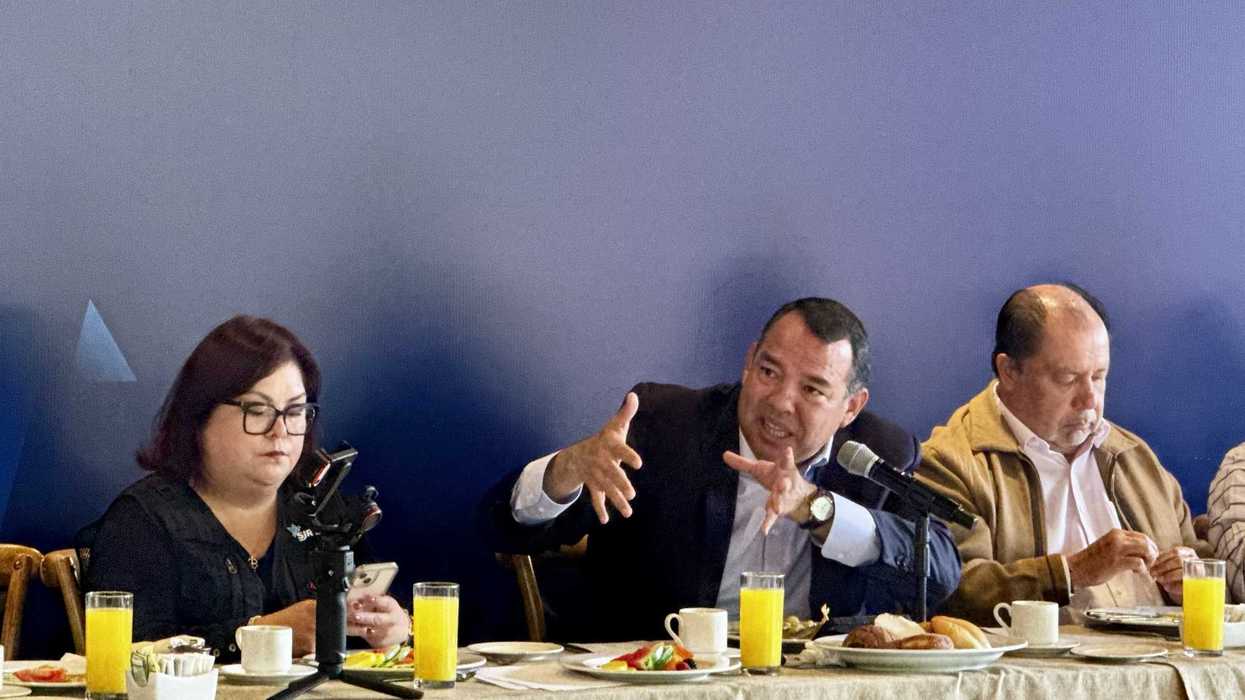 Roberto Cabrera Valencia, presidente municipal de San Juan del Río, expone en el encuentro con medios por su quinto informe de gobierno.