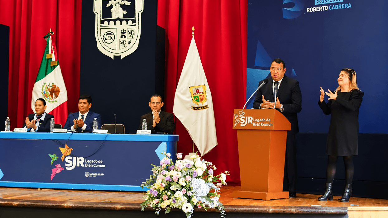 Roberto Cabrera Valencia, presidente municipal de San Juan del Río, habla desde el podio durante la sesión solemne de Cabildo del quinto informe de gobierno