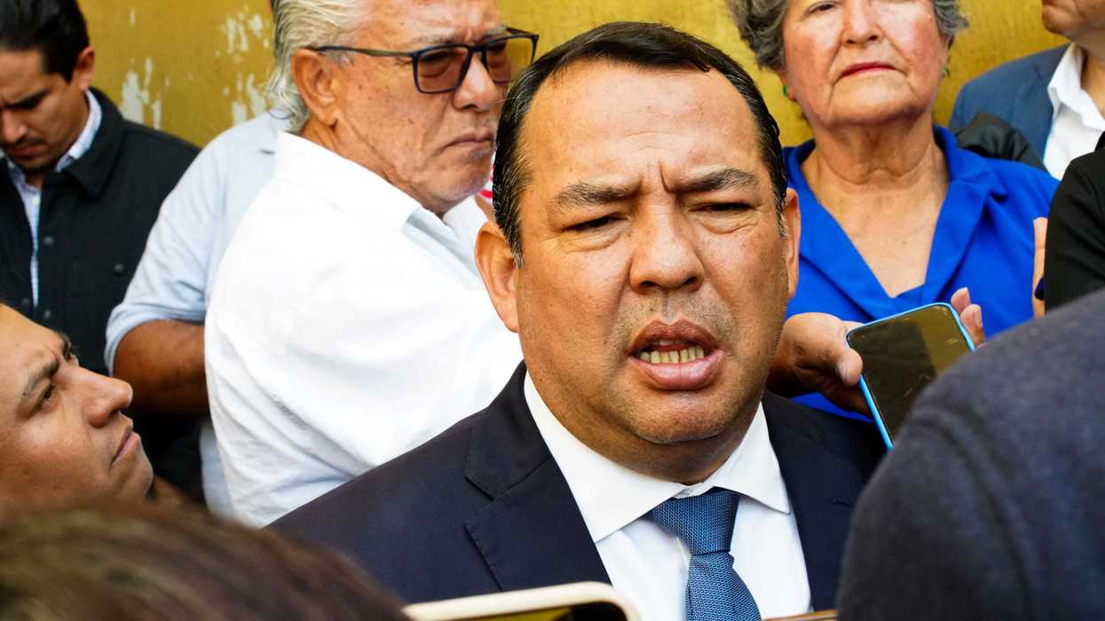 Roberto Cabrera Valencia, presidente municipal de San Juan del Río, habla desde el podio junto a una intérprete de lengua de señas durante la sesión solemne de Cabildo