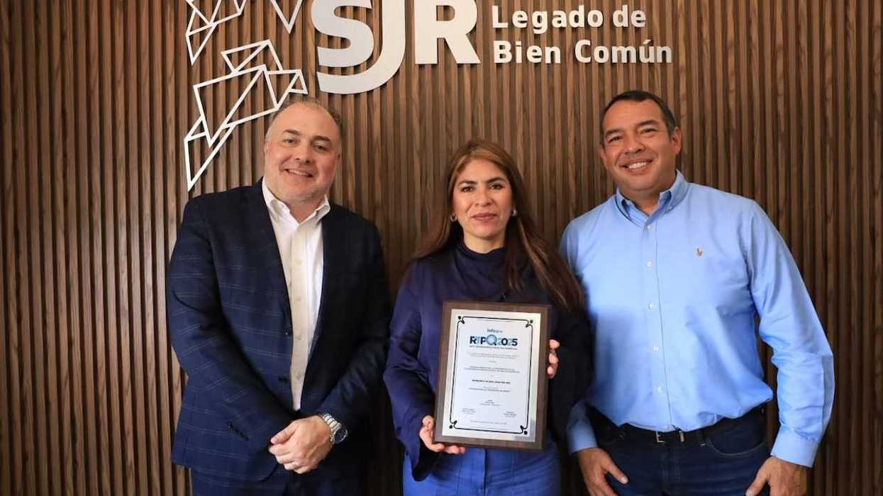 Roberto Cabrera Valencia recibe reconocimiento de INFOQRO por transparencia en San Juan del Río