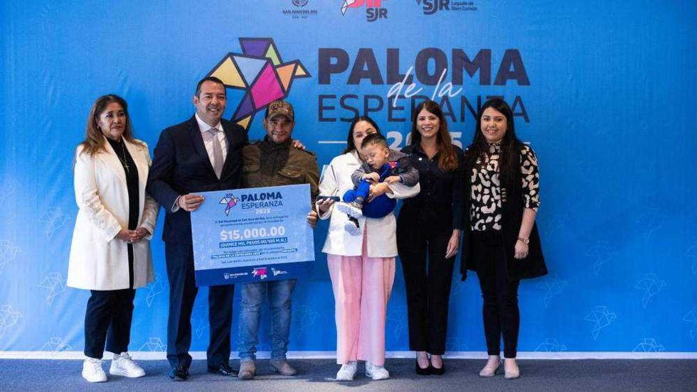 Roberto Cabrera Valencia reconoce trayectorias de vida y destaca importancia de la familia durante ceremonia del galardón Paloma de la Esperanza.