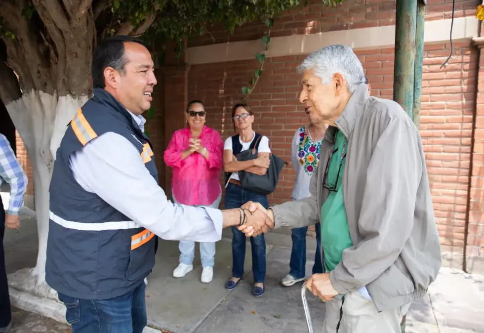 Roberto Cabrera Valencia saluda de mano a un habitante durante la visita a las obras