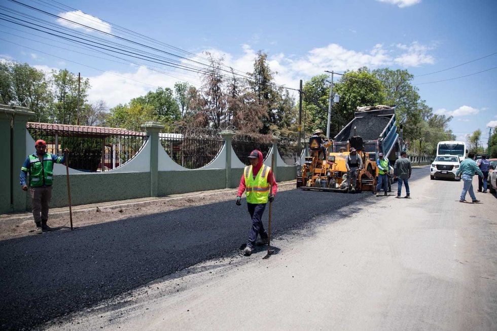 Roberto Cabrera Valencia supervisa bacheo en caliente sobre 400 metros del acceso a La Estancia, en San Juan del R\u00edo.