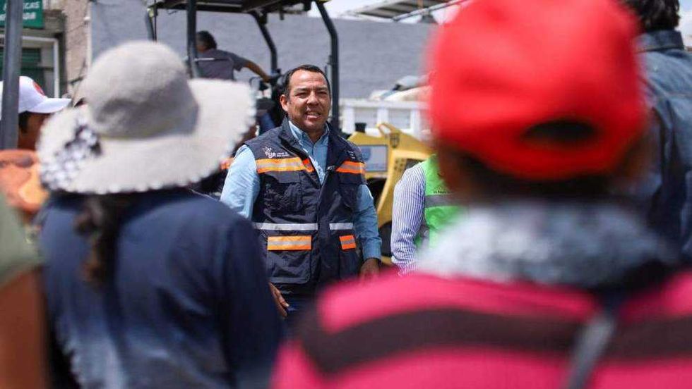 Roberto Cabrera Valencia supervisa los trabajos de fresado en avenida Universidad durante recorrido matutino.