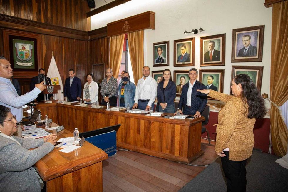Roberto Cabrera Valencia toma protesta a Fabiola Trejo Uribe en el Sal\u00f3n Presidentes durante sesi\u00f3n ordinaria de Cabildo.
