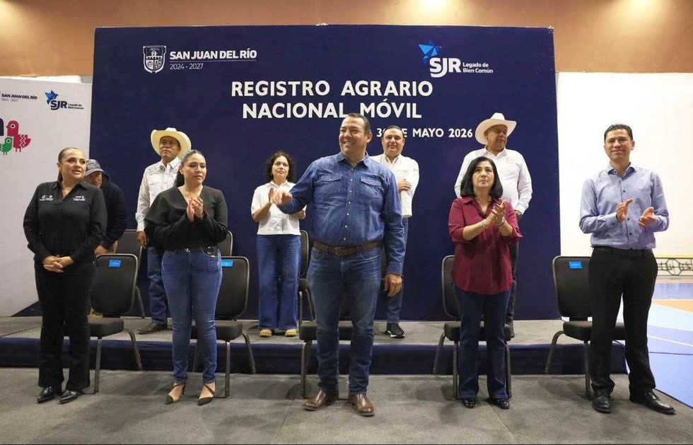 Roberto Cabrera Valencia y autoridades agrarias durante la entrega de t\u00edtulos de propiedad en la jornada del RAN M\u00f3vil en el CECUCO.