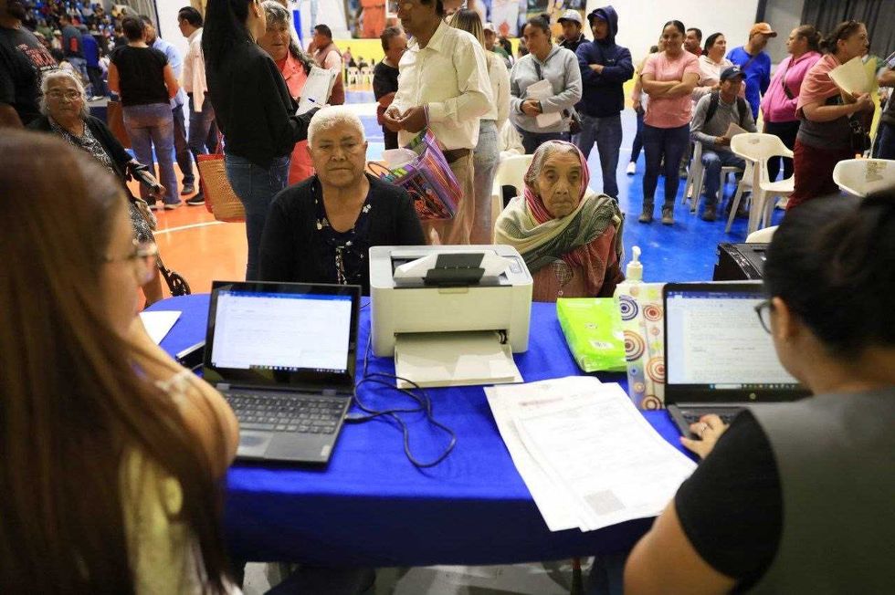 Roberto Cabrera Valencia y autoridades agrarias durante la entrega de t\u00edtulos de propiedad en la jornada del RAN M\u00f3vil en el CECUCO.