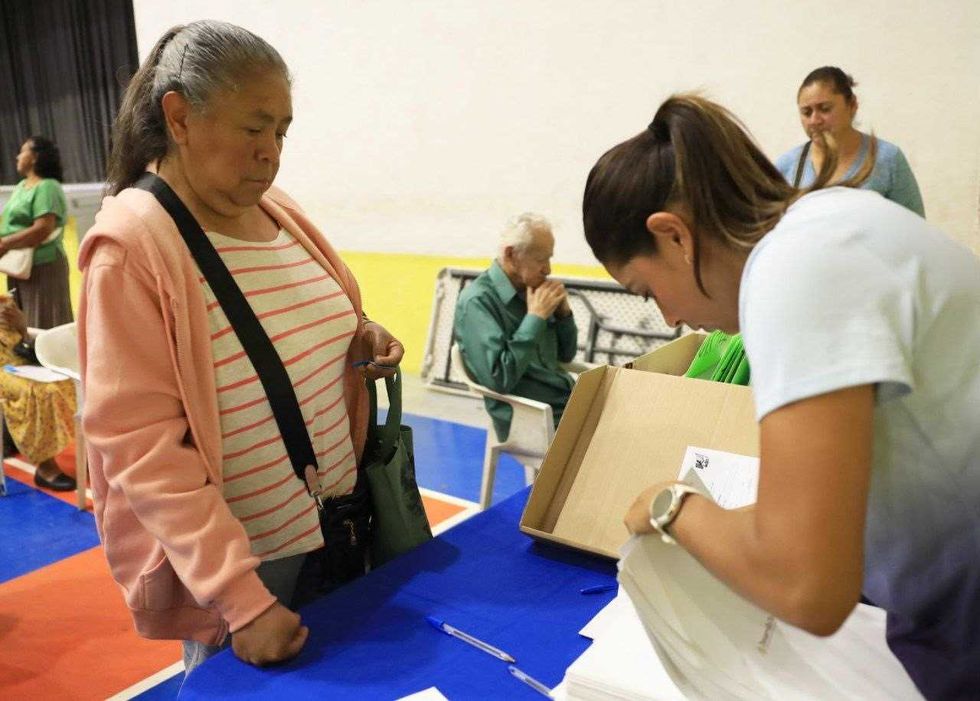 Roberto Cabrera Valencia y autoridades agrarias durante la entrega de t\u00edtulos de propiedad en la jornada del RAN M\u00f3vil en el CECUCO.