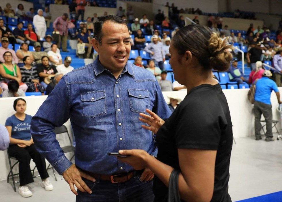 Roberto Cabrera Valencia y autoridades agrarias durante la entrega de t\u00edtulos de propiedad en la jornada del RAN M\u00f3vil en el CECUCO.