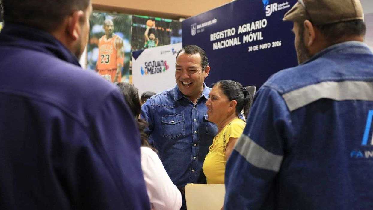 Roberto Cabrera Valencia y autoridades agrarias durante la entrega de títulos de propiedad en la jornada del RAN Móvil en el CECUCO.