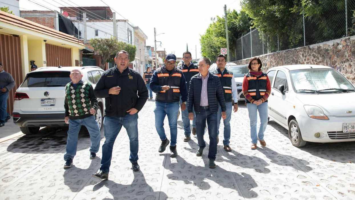 Roberto Cabrera Valencia y funcionarios con chalecos recorren la calle Rafael Ayala rehabilitada en San Juan del Río