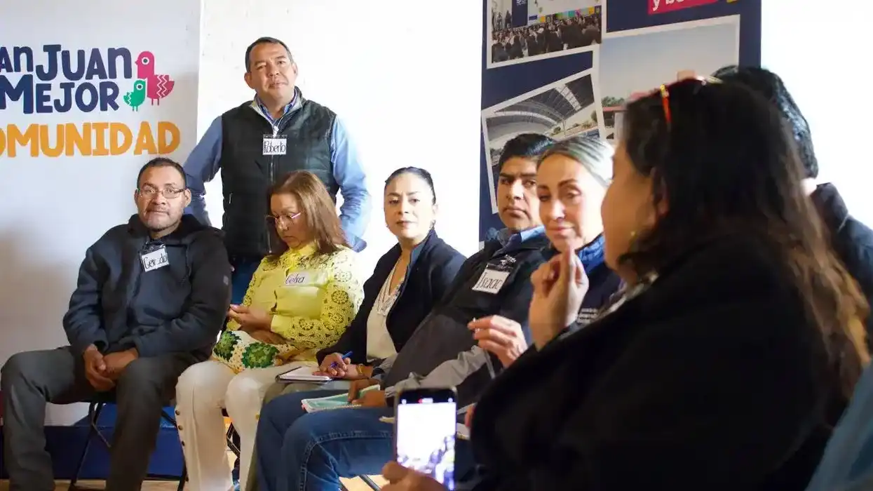 Roberto Cabrera Valencia y funcionarios municipales durante una reunión con habitantes de San Pedro Ahuacatlán