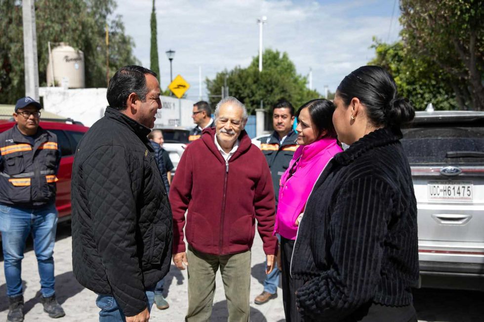 Roberto Cabrera Valencia y funcionarios municipales en la calle Rafael Ayala rehabilitada de San Juan del R\u00edo