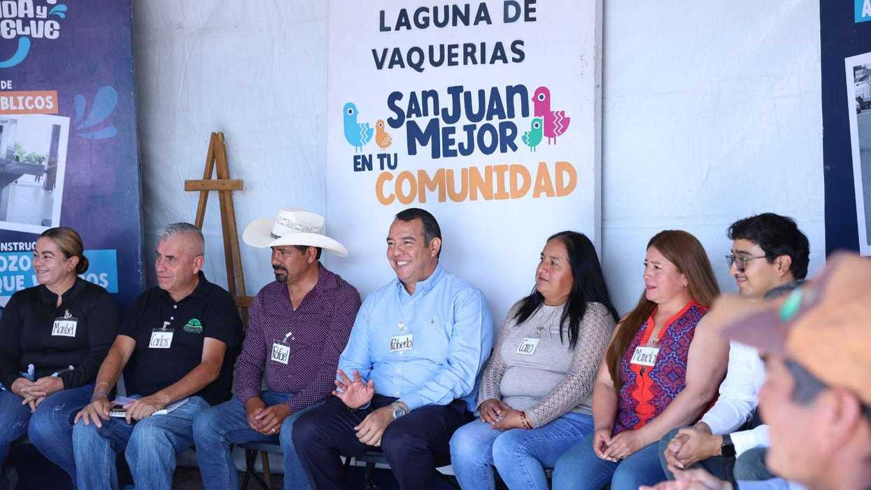 Roberto Cabrera Valencia y liderazgos de Laguna de Vaquerías durante la reunión del programa municipal.