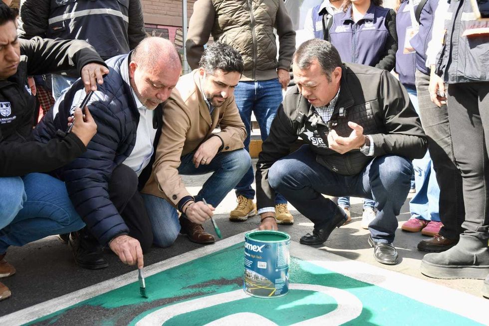 Roberto Cabrera y Agust\u00edn Dorantes durante entrega rehabilitaci\u00f3n calle 5 Mayo San Juan del R\u00edo Quer\u00e9taro infraestructura.