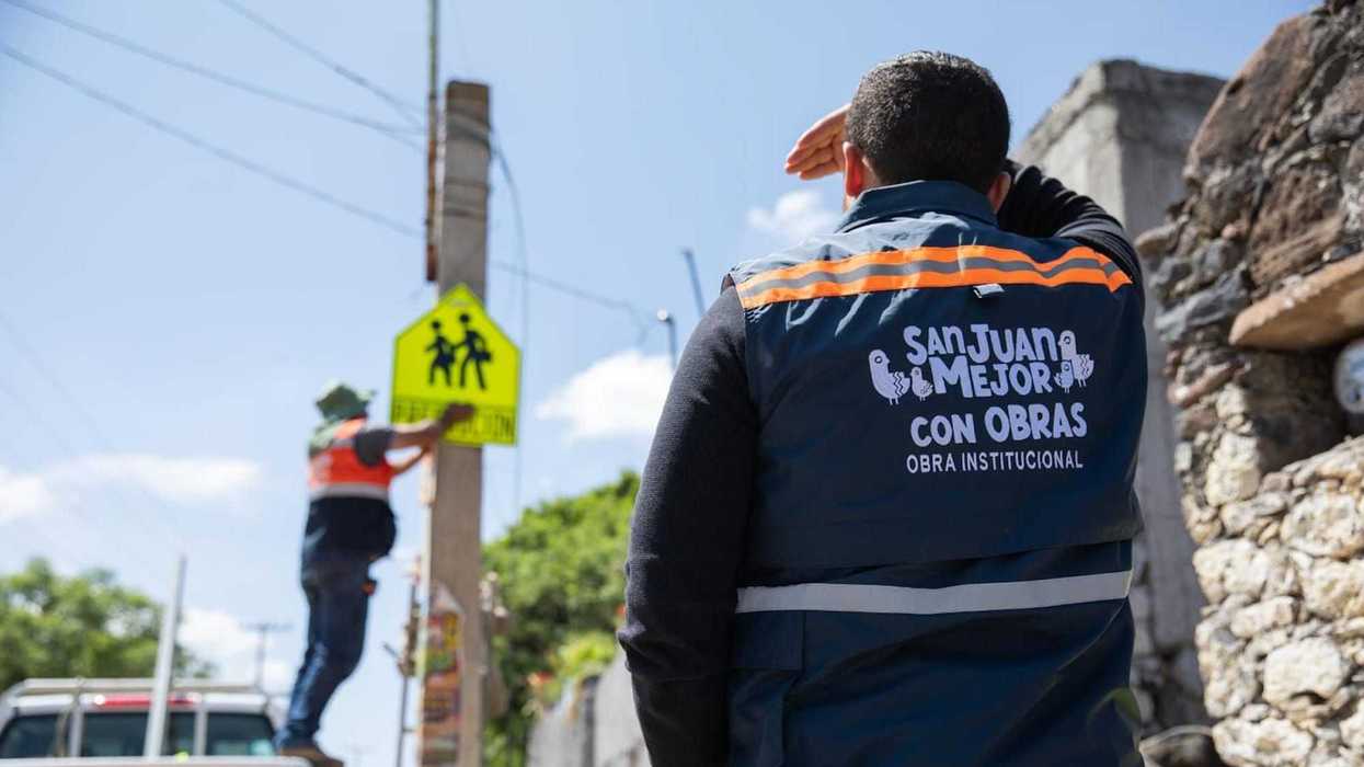 Roberto Cabrera y funcionarios municipales atienden a habitantes en mesas de servicios durante la jornada comunitaria en Sabino Chico.