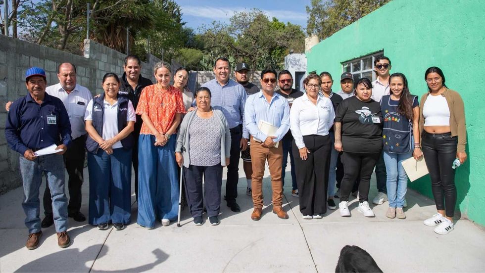 Roberto Cabrera y funcionarios municipales atienden a habitantes en mesas de servicios durante la jornada comunitaria en Sabino Chico.