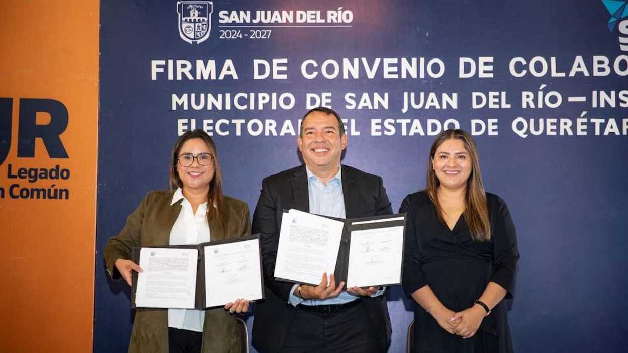 Roberto Cabrera y Grisel Muñiz firman el convenio de participación ciudadana en el Salón Presidentes de San Juan del Río.