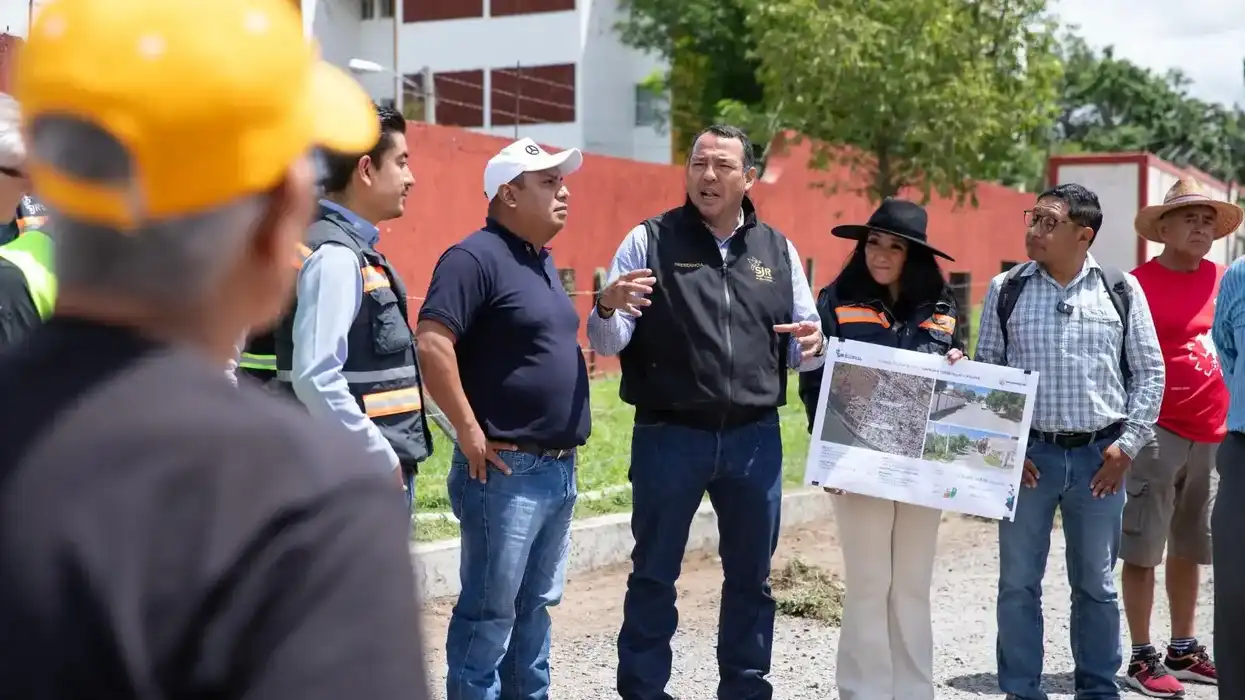 Roberto Cabrera y personal de Obras Públicas revisan el proyecto de rehabilitación en La Llave