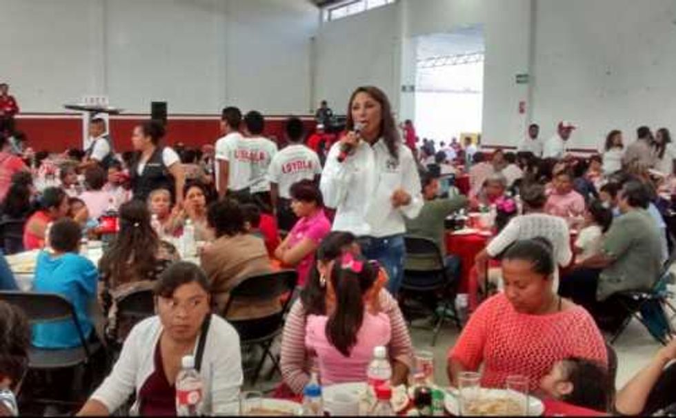 Roberto Loyola y Lucy Huber desayunan con mujeres de Ezequiel Montes